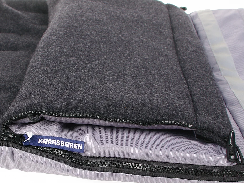 Šedý rostoucí fusak do kočárku s černým merino fleecem Kaarsgaren