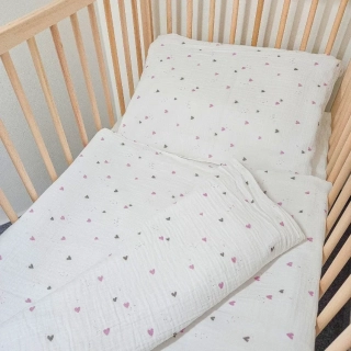 Mušelínové povlečení do dětské postýlky, fialová a šedá srdíčka, 90x130+45x60 PREM